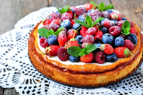 Cazuela de requesón con fresas frescas, arándanos, frambuesas y menta y azúcar en polvo — Foto de Stock