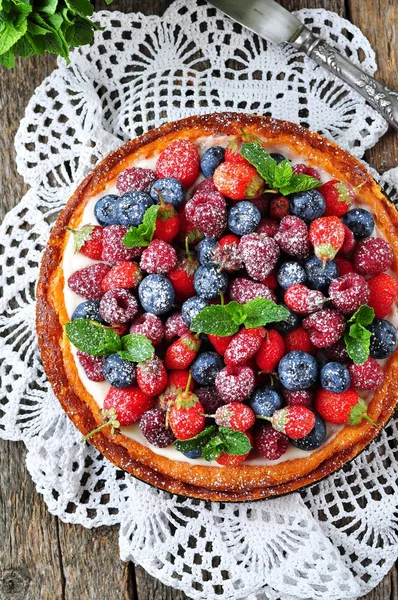 Quark-Auflauf mit frischen Erdbeeren, Blaubeeren, Himbeeren und Minze und Puderzucker — Stockfoto