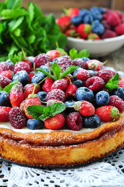 Cazuela de requesón con fresas frescas, arándanos, frambuesas y menta y azúcar en polvo — Foto de Stock