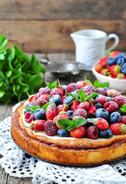 Cazuela de requesón con fresas frescas, arándanos, frambuesas y menta y azúcar en polvo — Foto de Stock