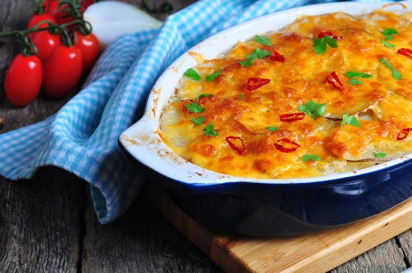 Caçarola de batata com frango, cebola e queijo — Fotografia de Stock