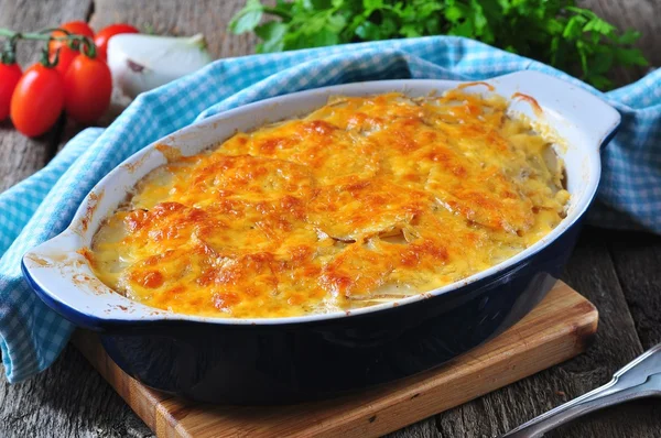 Caçarola de batata com frango, cebola e queijo — Fotografia de Stock