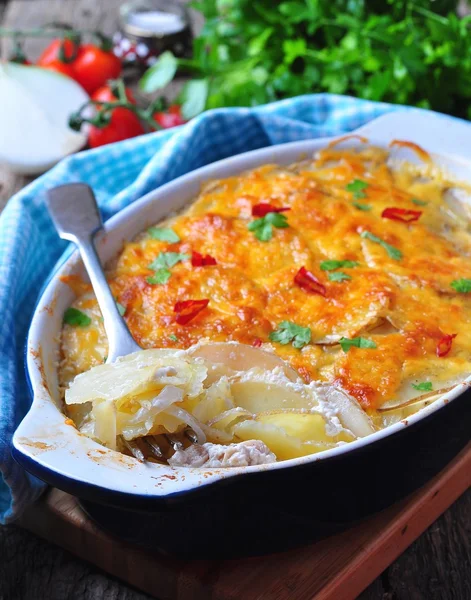 Aardappel soep met kip, uien en kaas — Stockfoto