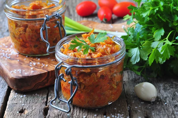 Ratatouille de abobrinha orgânica, cebolas, cenouras e tomates com alho e endro (caviar de abóbora ) — Fotografia de Stock