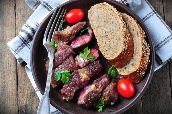 Delicioso filete de res rara jugosa con salvado de pan de centeno —  Fotos de Stock