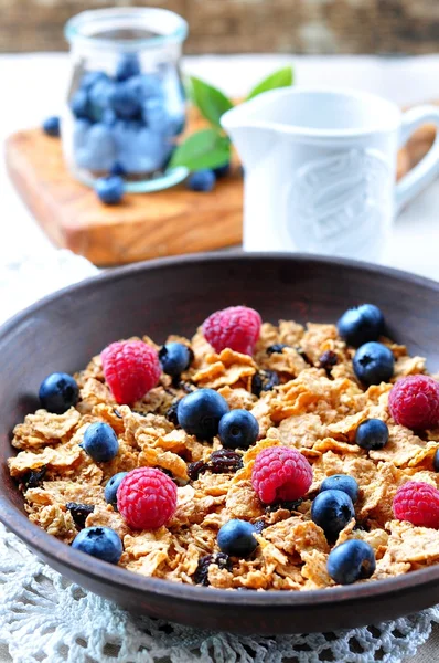 Hemgjord granola med färska blåbär, hallon, russin, mjölk och honung. Hälsosam frukost — Stockfoto