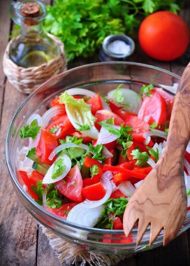 rustic salad of tomatoes, cucumbers, white onion, red pepper, parsley, seasoned oliveovym oil and balsamic vinegar.