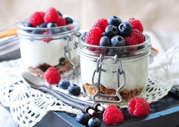 Granola maison avec yougurt frais, myrtilles, framboises, raisins secs et nectar d'agave bio. Petit déjeuner sain — Photo