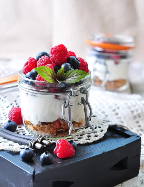 Granola casera con yougurt fresco, arándanos, frambuesas, pasas y néctar de agave orgánico. Desayuno saludable — Foto de Stock