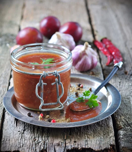 Sauce for grilled meat from organic plums with coriander, garlic and allspice — Stock Photo, Image