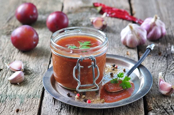 Molho para carne grelhada de ameixas orgânicas com coentro, alho e pimenta — Fotografia de Stock