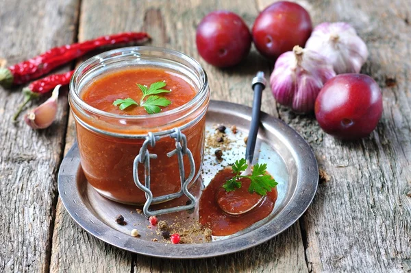 Sauce pour viandes grillées de prunes biologiques à la coriandre, à l'ail et au piment — Photo