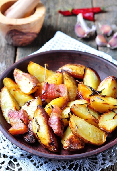Pommes de terre cuites au four avec bacon, romarin, huile d'olive et sel marin — Photo