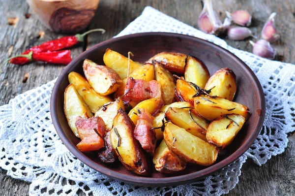 Baked potato with bacon, rosemary, olive oil and sea salt — Stock Photo, Image