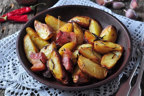 Baked potato with bacon, rosemary, olive oil and sea salt — Stock Photo, Image