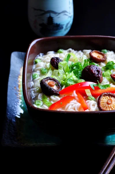 Ramen noodles with shiitake mushrooms, green peas, sweet pepper and coriander — Zdjęcie stockowe