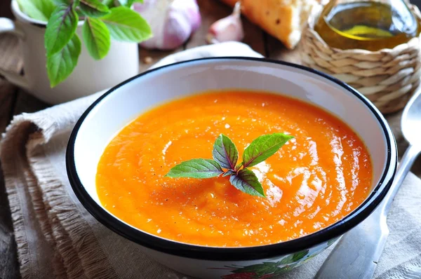 Вегетарианский тыквенный суп с чесноком, базиликом и оливковым маслом — стоковое фото