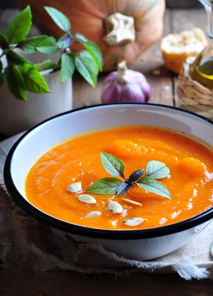 Vegetarian pumpkin soup with garlic, basil and olive oil — Stock Photo, Image