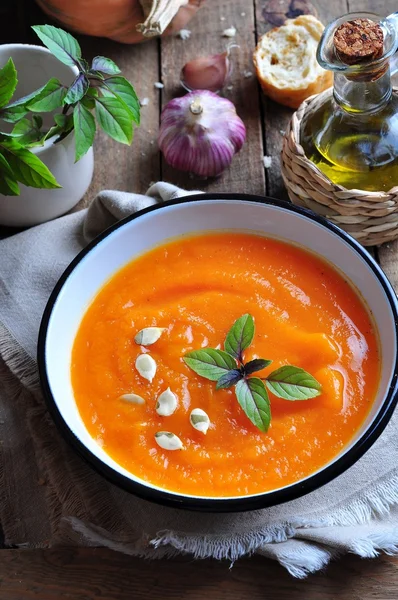 Vegetarian pumpkin soup with garlic, basil and olive oil — Stock Photo, Image