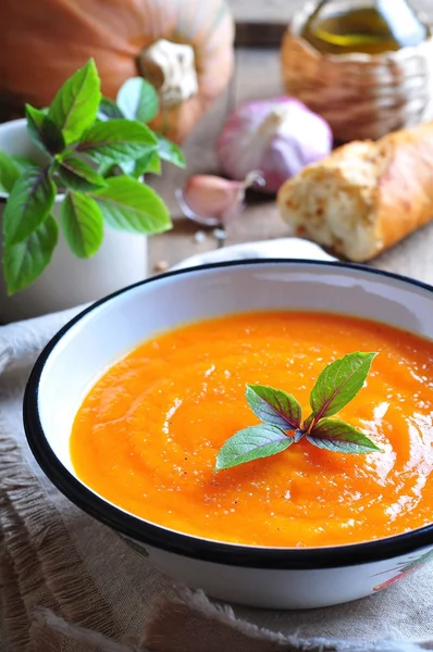 Vegetarian pumpkin soup with garlic, basil and olive oil — Stock Photo, Image