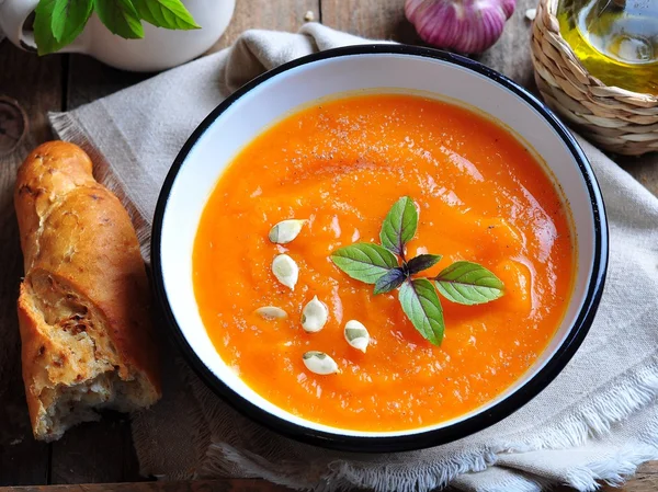 Vegetarian pumpkin soup with garlic, basil and olive oil — Stock Photo, Image