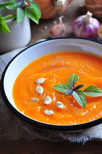 Vegetarian pumpkin soup with garlic, basil and olive oil — Stock Photo, Image