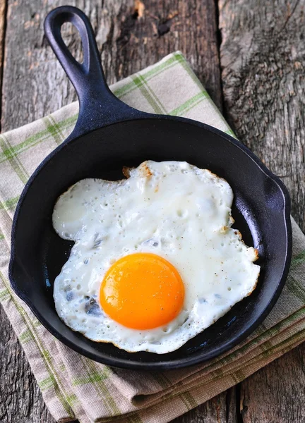 Завтрак жареное яйцо в сковородке — стоковое фото