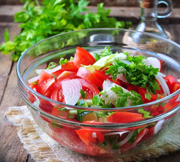 Rustic salad of tomatoes, cucumbers, white onion, red pepper, parsley, seasoned oliveovym oil and balsamic vinegar. — 图库照片