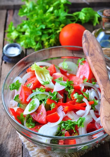 Сільський салат з помідорів, огірків, білої цибулі, червоного перцю, петрушки, приправленого оливковою олією та бальзамічним оцтом . — стокове фото