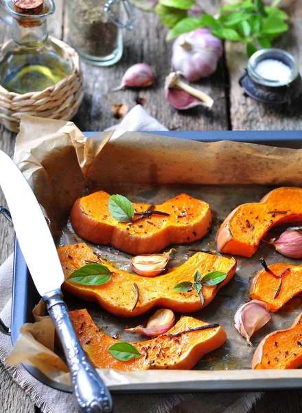 Vegetarian pumpkin baked with olive oil, rosemary, basil and garlic — 图库照片