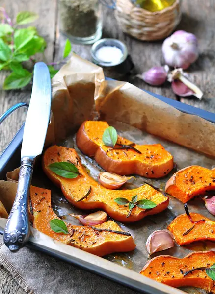 Vegetarian pumpkin baked with olive oil, rosemary, basil and garlic — 图库照片