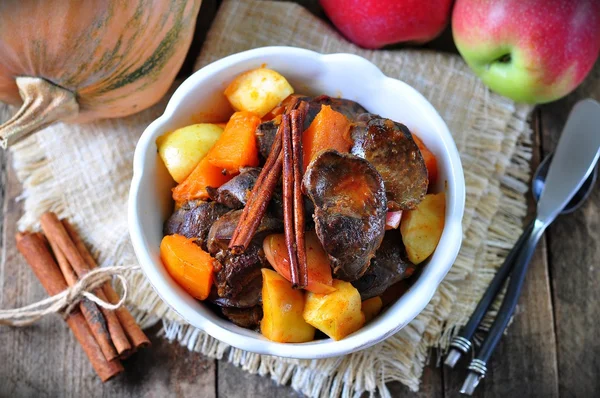 Turkey (chicken) stewed liver in a dry white wine with pumpkin, apple and cinnamon sticks — Stock Image Turkey (chicken) stewed liver in a dry white wine with pumpkin, apple and cinnamon sticks Royalty Free Stock Photos