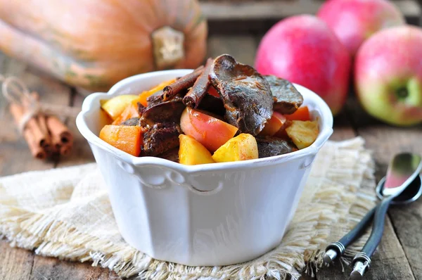 Turkey (chicken) stewed liver in a dry white wine with pumpkin, apple and cinnamon sticks — Stock Image Turkey (chicken) stewed liver in a dry white wine with pumpkin, apple and cinnamon sticks Stock Image