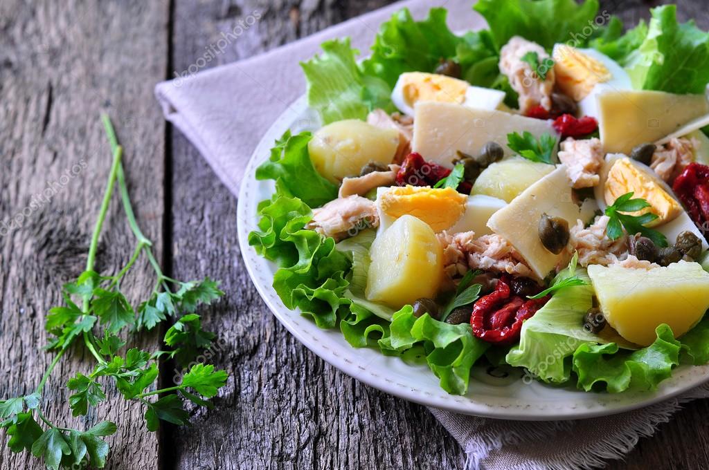 Салат из салата, салат из айсберга, с консервированным