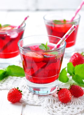 taze meyveleri ve nane ile ev yapımı çilek kompostosu