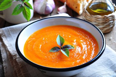Sarımsak, fesleğen ve zeytinyağı ile vejetaryen balkabağı çorbası