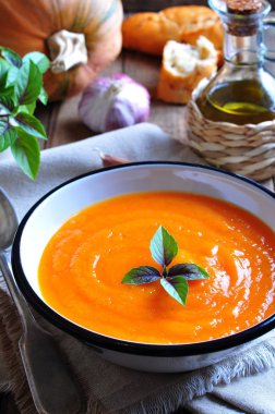 Sarımsak, fesleğen ve zeytinyağı ile vejetaryen balkabağı çorbası