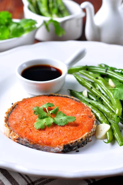 Filete de salmón con judías verdes, ajo, sésamo negro y salsa de soja. Enfoque selectivo . — Foto de Stock