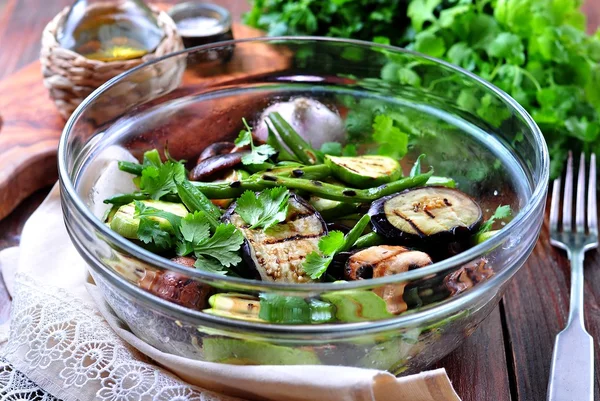 Verduras a la parrilla: calabacín, berenjena, judías verdes, cebolla, champiñones, ajo y cilantro, aceite de oliva, vinagre de vino y salsa de soja ligera. Alimentos saludables . —  Fotos de Stock