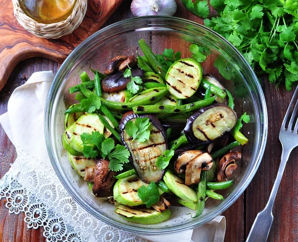 Legumes grelhados - abobrinha, berinjela, feijão verde, cebola, cogumelos, alho e coentro, azeite, vinagre de vinho e molho de soja leve. Alimentos saudáveis . — Fotografia de Stock