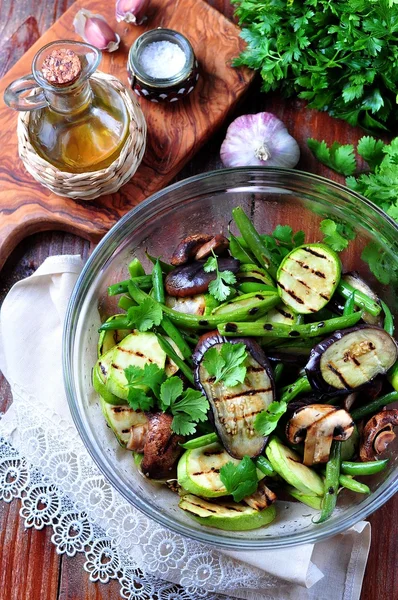 Legumes grelhados - abobrinha, berinjela, feijão verde, cebola, cogumelos, alho e coentro, azeite, vinagre de vinho e molho de soja leve. Alimentos saudáveis . — Fotografia de Stock