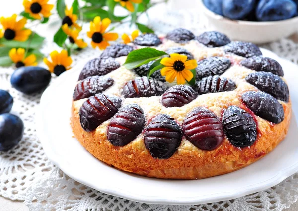 Bio-Pflaumenkuchen mit Puderzucker auf weißem Hintergrund — Stockfoto