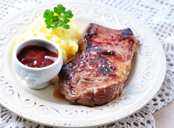 Medium rare grilled Beef steak with mashed potatoes and barbecue sauce — Stock Photo, Image