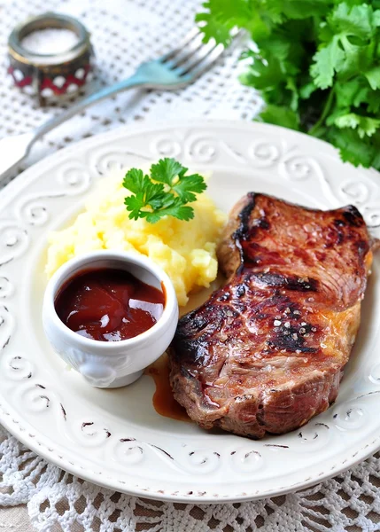 Filete de res a la parrilla medio raro con puré de papas y salsa barbacoa —  Fotos de Stock