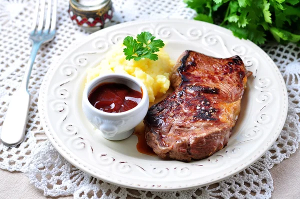 Medium rare grilled Beef steak with mashed potatoes and barbecue sauce — Stock Photo, Image