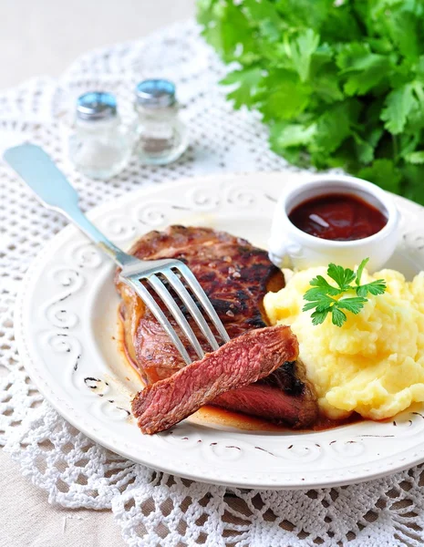 Medium rare grilled Beef steak with mashed potatoes and barbecue sauce — Stock Photo, Image