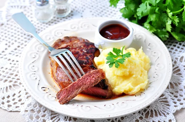 Medium rare grilled Beef steak with mashed potatoes and barbecue sauce — Stock Photo, Image