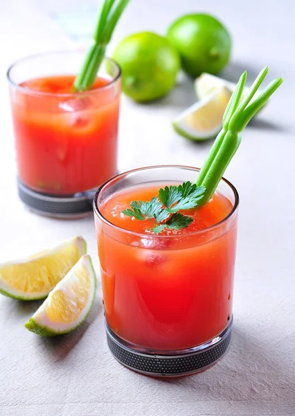 Blutiger Marzipan-Cocktail mit Sellerie, Tabasco, Pfeffer, Meersalz und Worcestershire-Sauce — Stockfoto