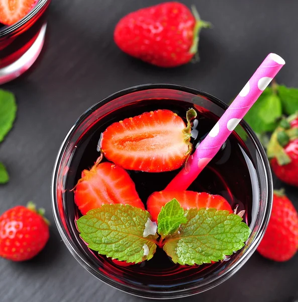 Домашний клубничный компот со свежими ягодами и мятой — стоковое фото