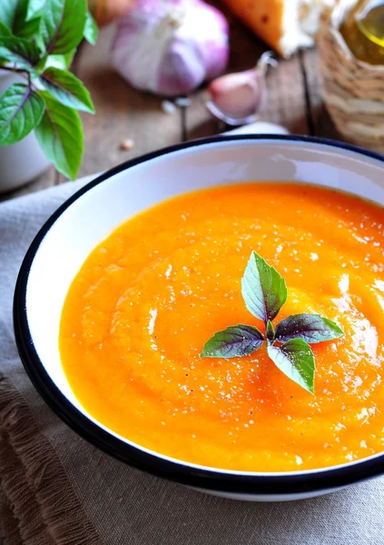 Vegetarian pumpkin soup with garlic, basil and olive oil — Stock Photo, Image